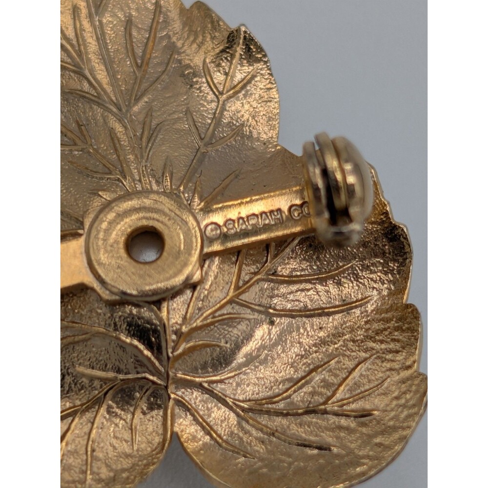 Vintage 1960s Sarah Coventry Small Leaf Faux Pearl Pin Brooch Gold Tone Textured - Picture 4 of 8